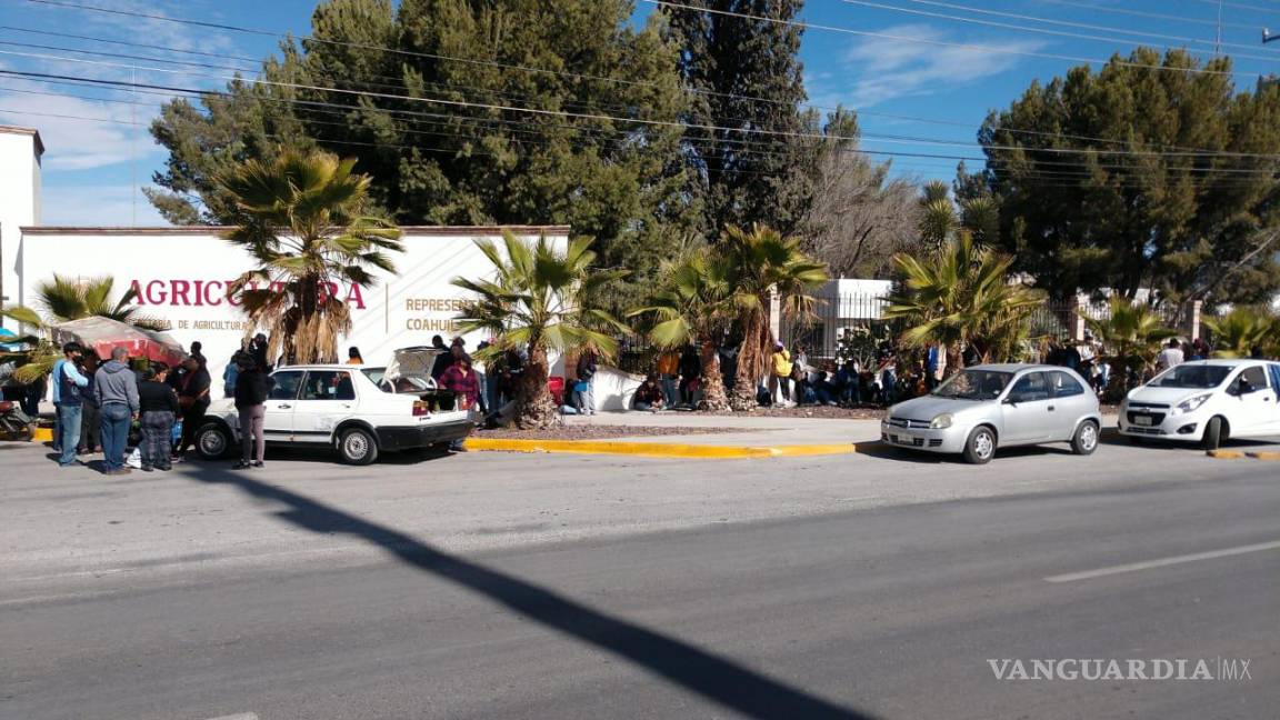 Denuncian desorden en entrega de Becas Benito Juárez en Saltillo; esperan desde las 3 de la mañana en la Secretaría de Agricultura