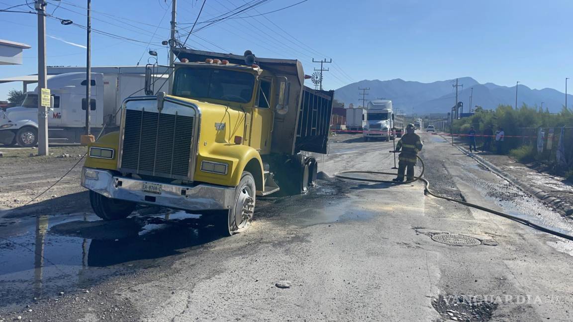 Se incendia camión tras caerle un cable eléctrico en Arteaga