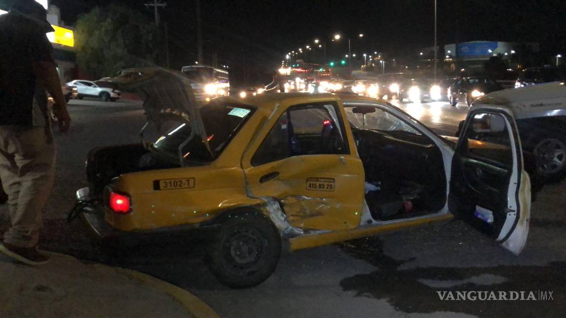 Taxista y su familia resultan heridos en percance al sur de Saltillo