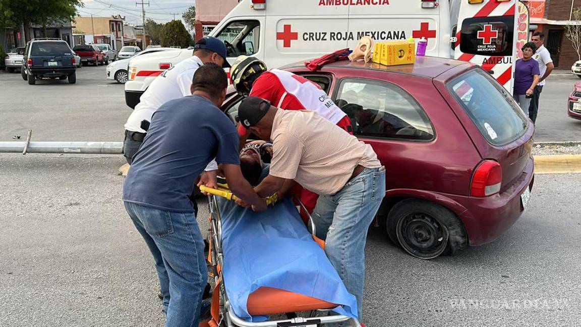 Por esquivar a un perrito, conductora choca y derriba una luminaria en Saltillo