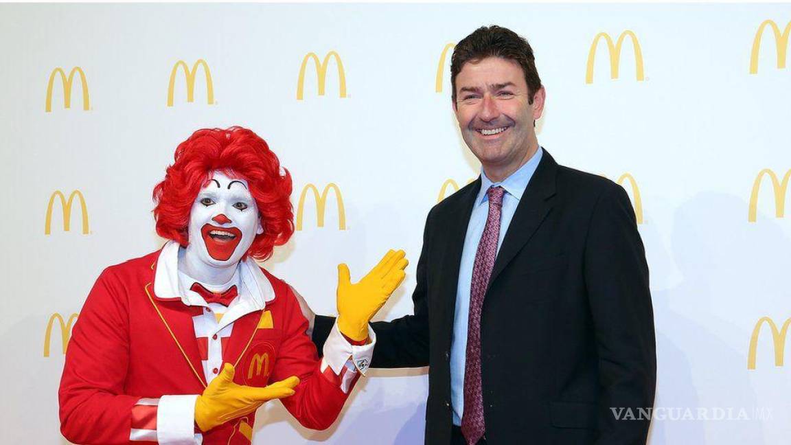 Multa EU a exjefe de McDonald’s tras mentirle a inversionistas sobre su despido