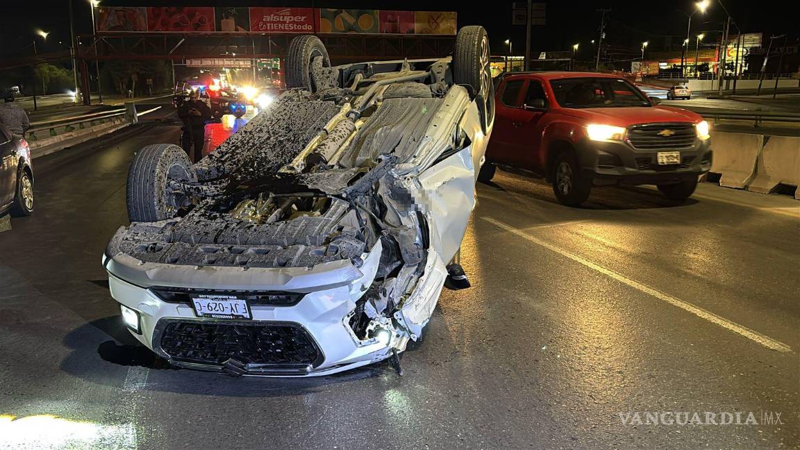 Choca acelerado joven contra puente, pierde un llanta y termina volcado en Saltillo