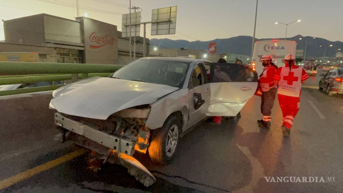 Transporte de personal provoca accidente al oriente de Saltillo; sexagenaria termina lesionada