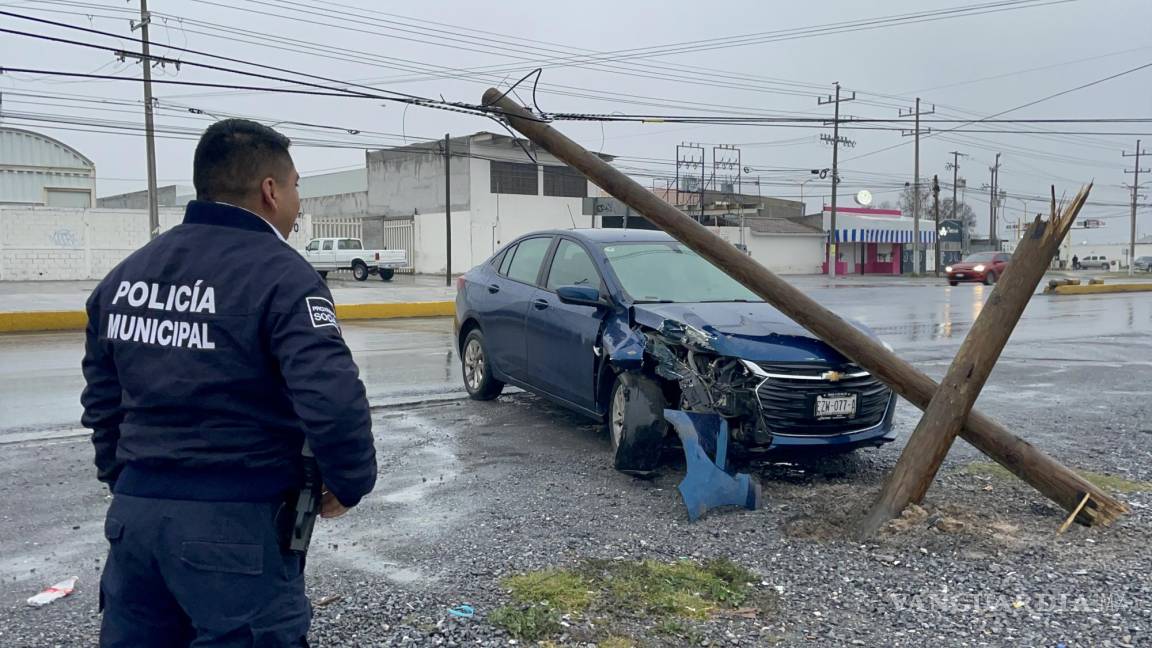 Discusión con acompañante lo hace chocar, alega conductor que se estrelló contra poste al oriente de Saltillo