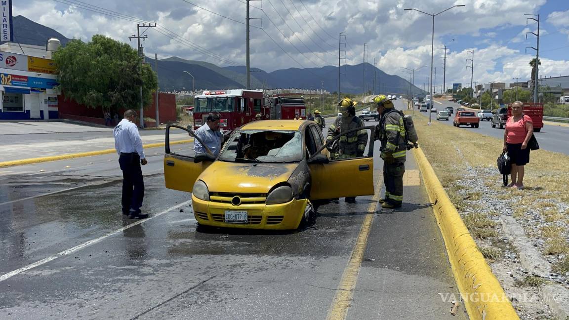 Le sale cara la reparación; en Saltillo, hombre recoge su auto del taller y se le incendia en el camino