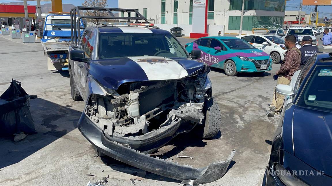 Esquiva automóvil y le pega a patrulla de Policía Municipal de Saltillo