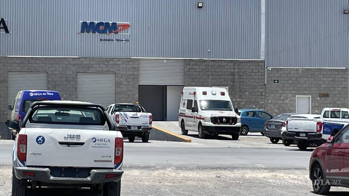 Saltillo: Cae desde dos metros empleado de Megacable; no presenta lesiones graves