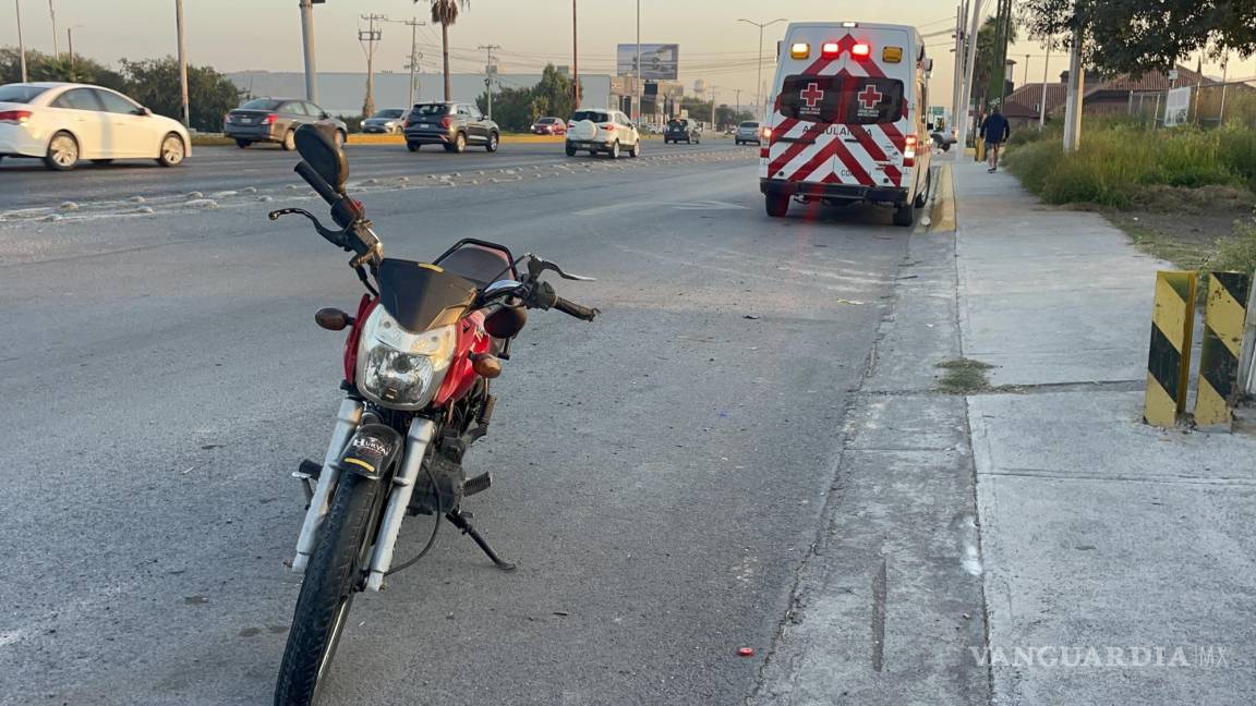 Pasa motociclista sobre las boyas, cae y resulta lesionado al norte de Saltillo