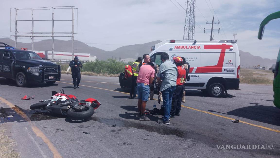 Motociclista colisiona contra camión y termina lesionado en la carretera Monterrey-Saltillo