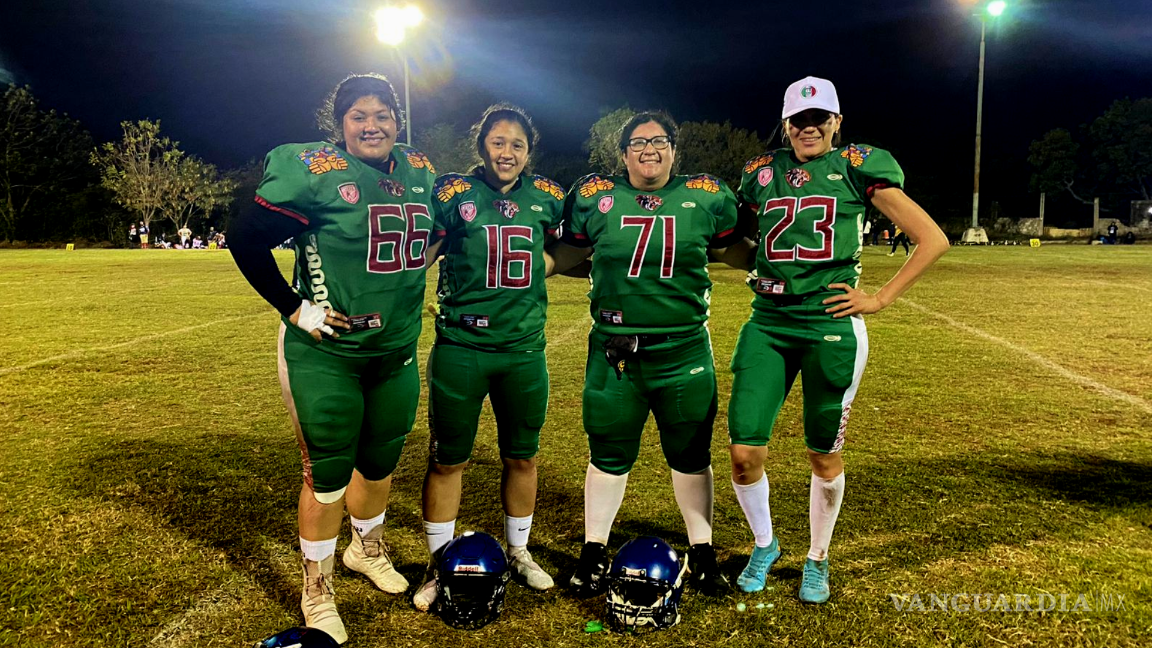 $!De izquierda a derecha, se encuentran Karla Salas (66), Andrea Anguiano (16), Marlene Solís (71) y Alondra Pérez (23), las cuatro saltillenses subcampeonas que formaron parte de la Selección Guerreras Jaguar en el Americas Women’s Bowl.