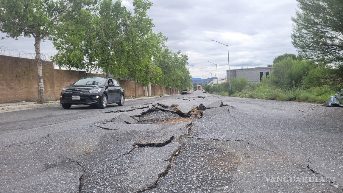 Saltillo: al sur, lluvias levantan pavimento y crean socavón; Municipio atenderá casos específicos