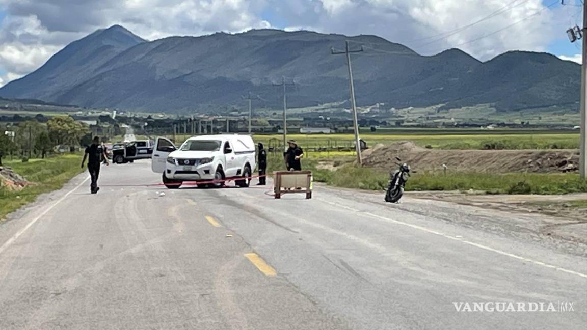 $!El motociclista fue embestido por una camioneta y un auto, que se fugaron.