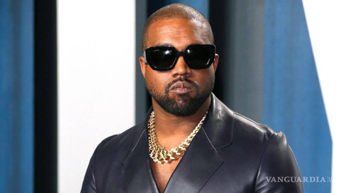 Como Bad Bunny, Kanye West le arrebata celular a una mujer y lo lanza a la calle