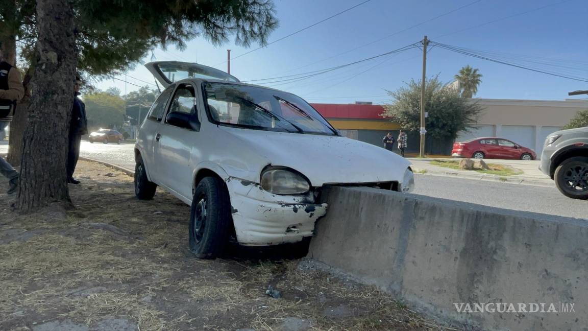 Adulto mayor pierde el control y se incrusta en barda de contención al oriente de Saltillo