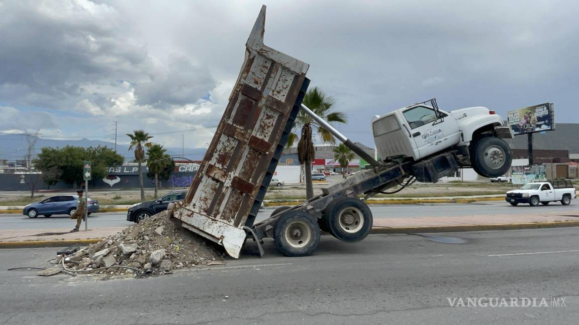 Falla mecánica en camión de volteo provoca que termine con las llantas al aire, al poniente de Saltillo