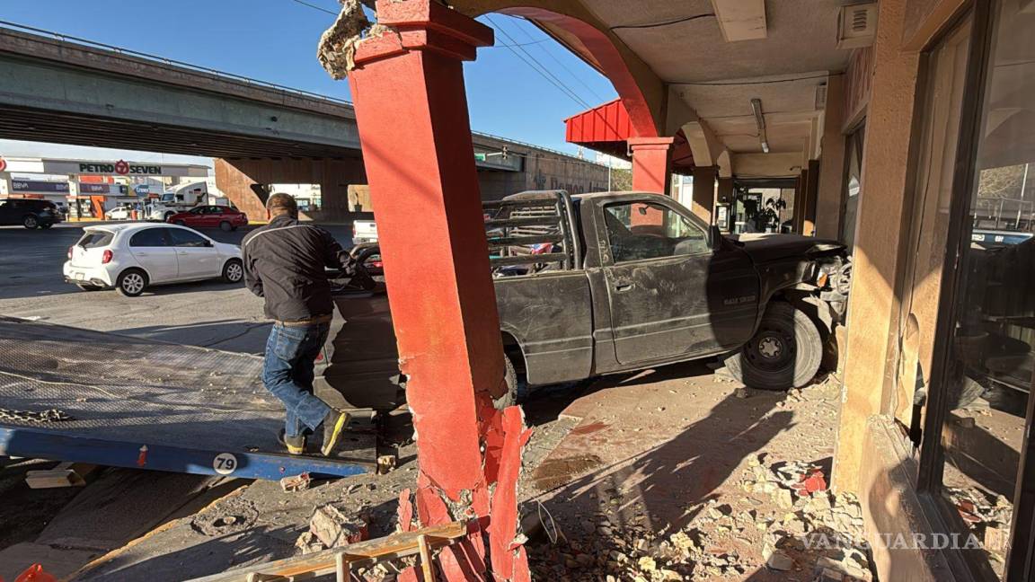 Le fallan los frenos y se estrella contra panadería en Ramos Arizpe