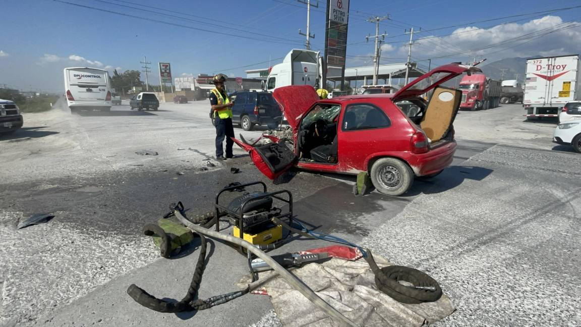 Camión lo hace ‘sándwich’ en su Chevy, en Arteaga, y vive para contarlo