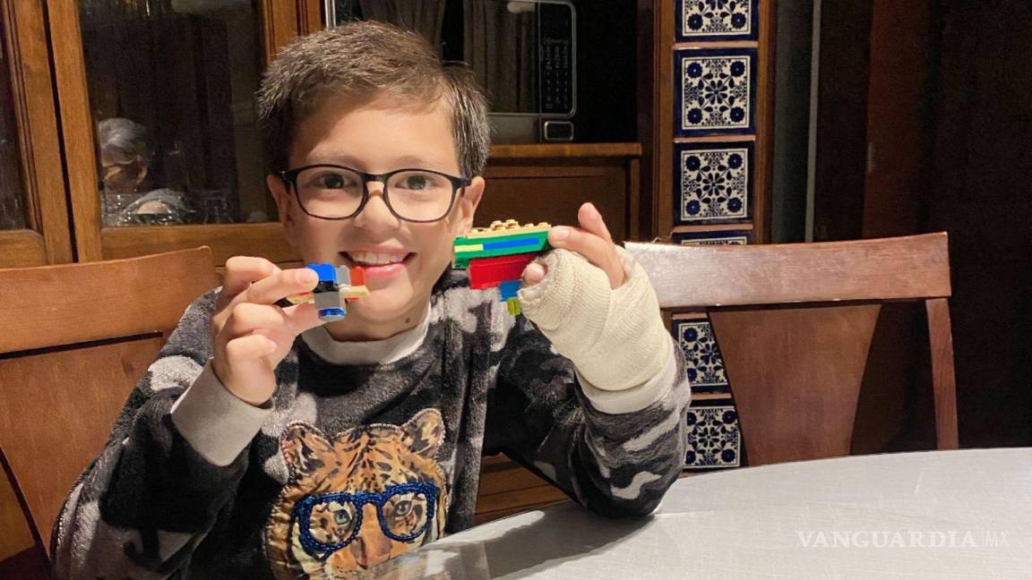 ¡Ingenio saltillense! Niño crea sus propios Beyblades con piezas Lego tras sufrir fractura