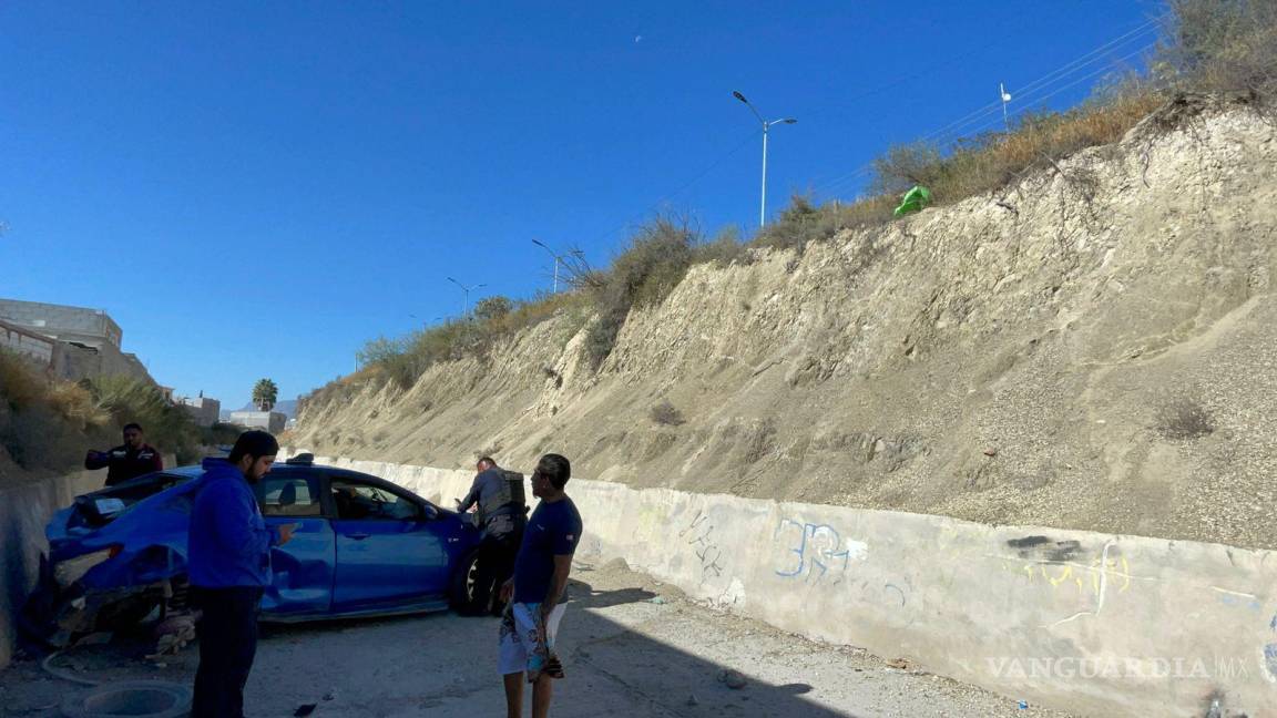 $!Carlos Penagos y Paola Benites, quienes salieron ilesos, esperaron la llegada de su aseguradora tras el accidente.