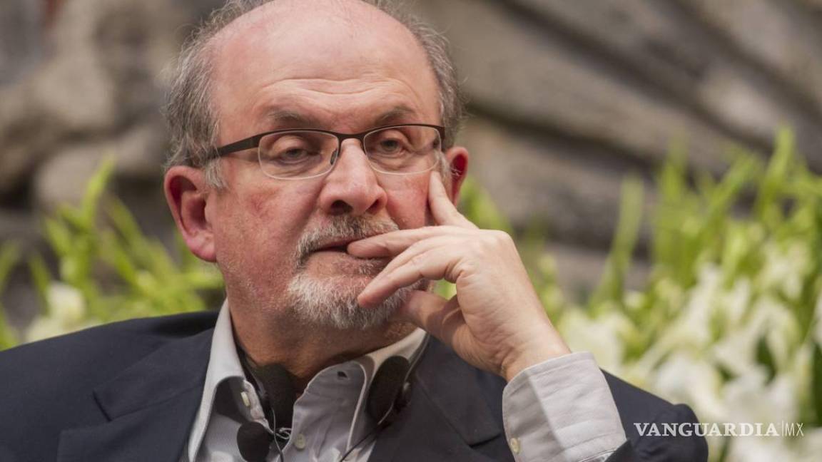 A más de dos años de intento de homicidio de Salman Rushdie, se atrasa juicio contra señalado