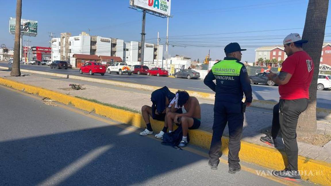 $!Los dos jóvenes lograron salir por su propio pie del vehículo siniestrado.