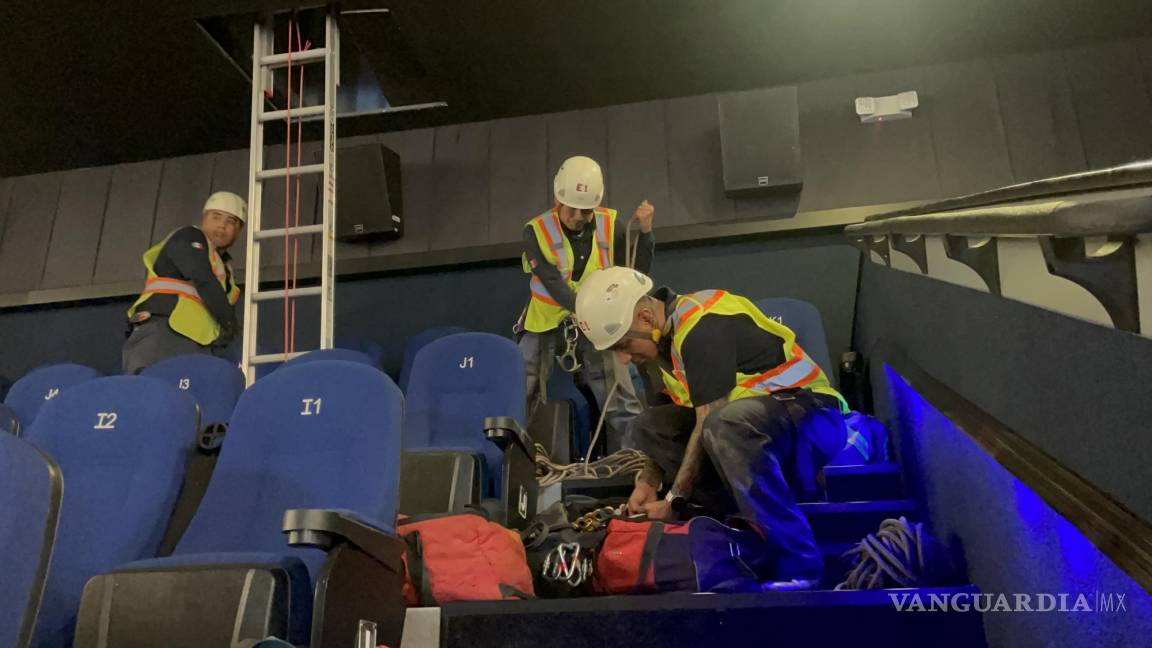 Sujeto entra a robar a un cine de Saltillo y se esconde en el techo; lo bajan 7 horas después