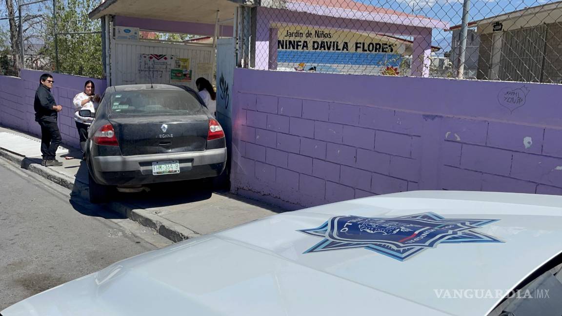 Pierde el control de su auto y se mete a jardín de niños al poniente de Saltillo