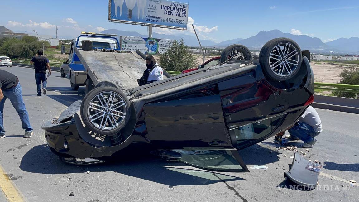 Tinaco provoca aparatoso choque con volcadura en puente de Saltillo, no se reportan heridos