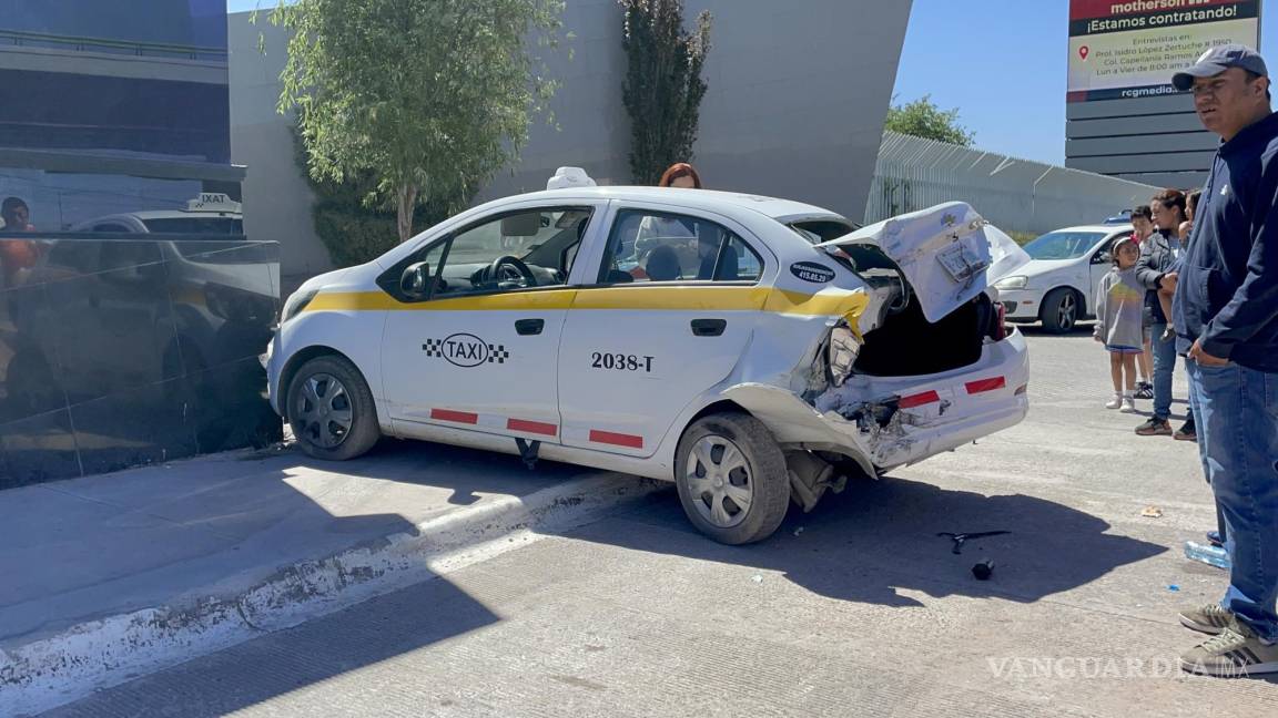 Imprudente taxista causa accidente en el Venustiano Carranza de Saltillo