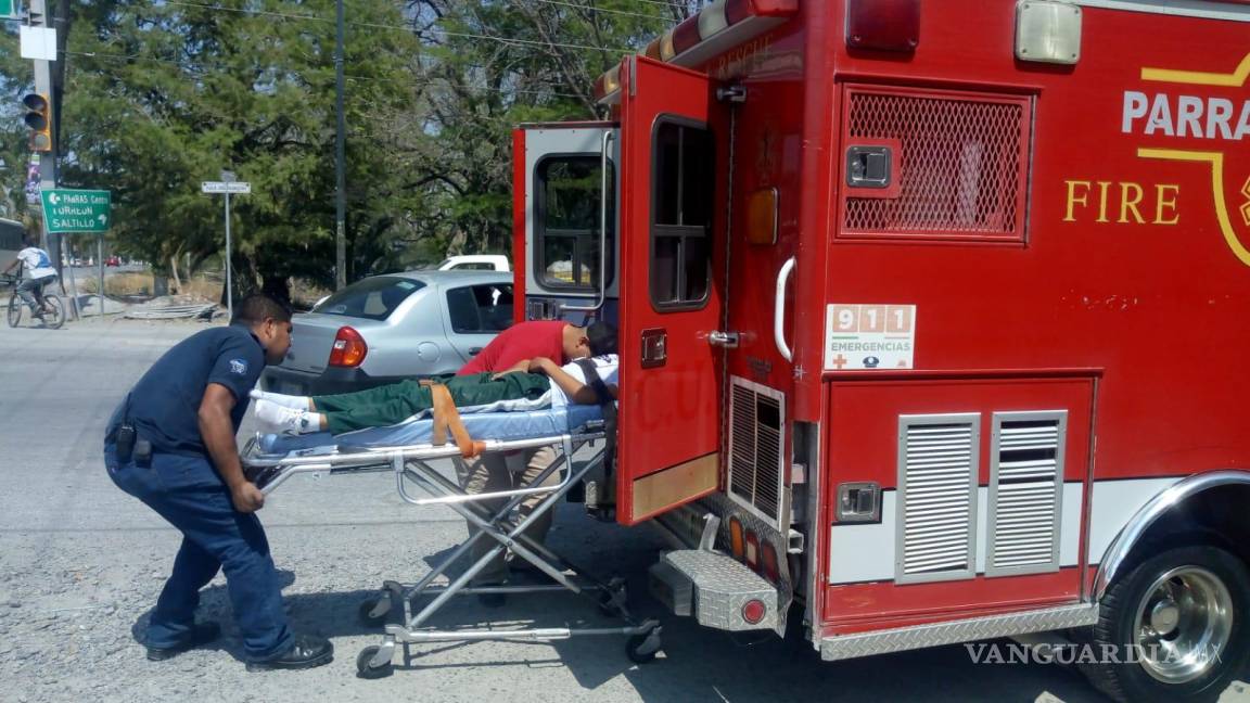 Camioneta impacta a estudiante en Parras y lo lesiona; detienen a conductor