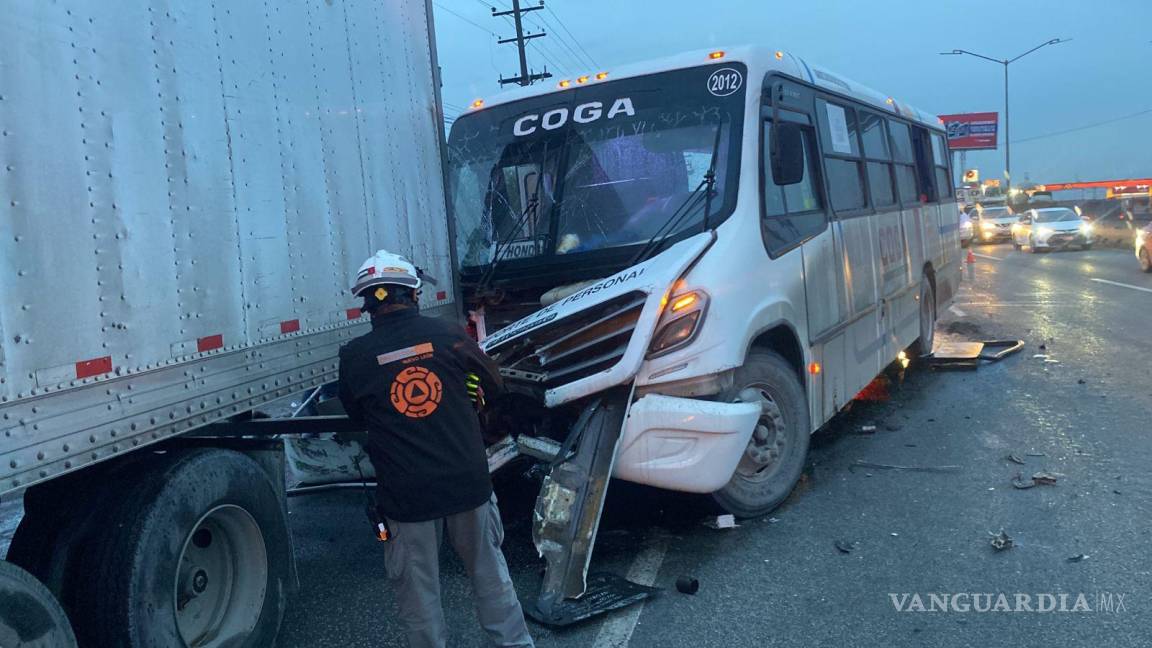 Accidente vial entre camión de personal y tráiler deja 11 lesionados en Nuevo León