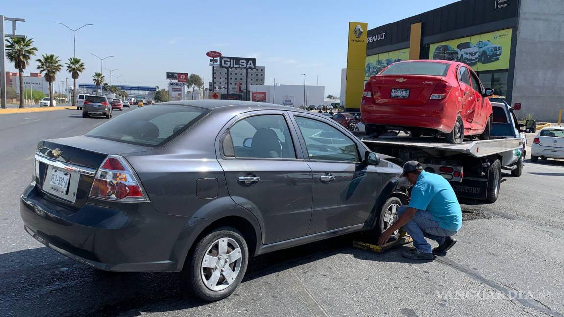 $!Vehículos son remolcados tras accidente en importante vialidad entre Saltillo y Ramos Arizpe
