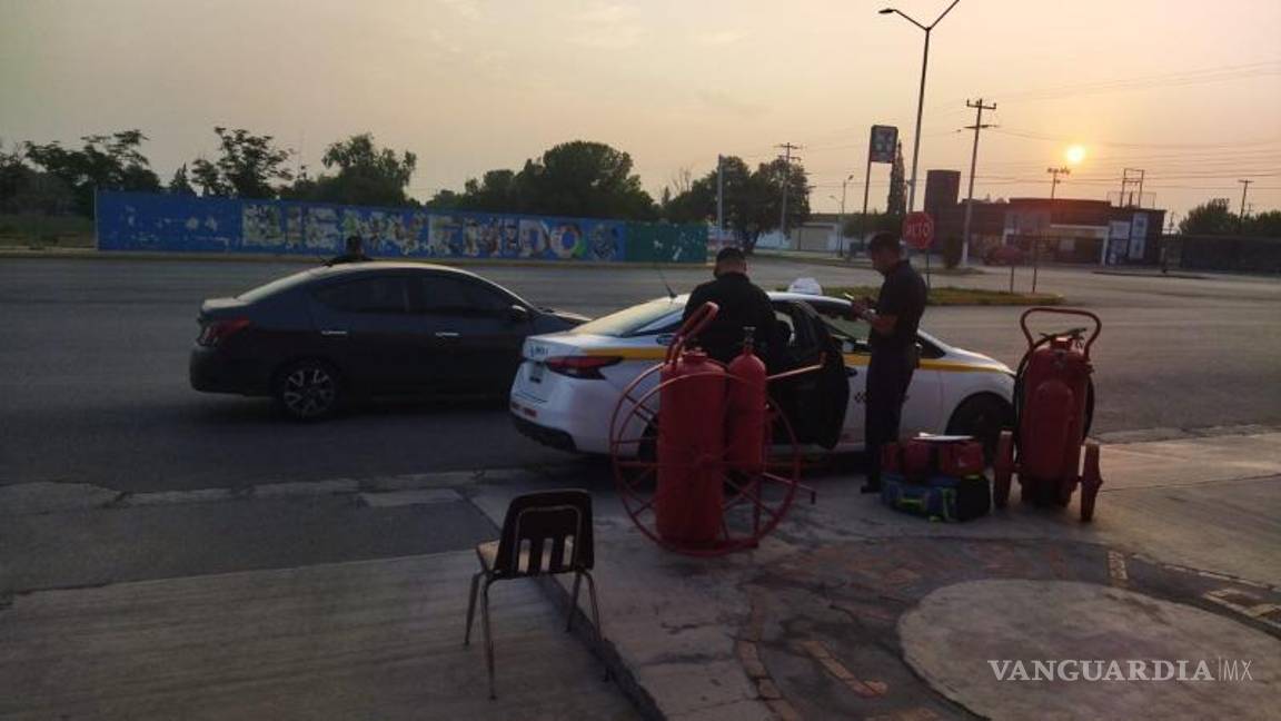 $!El hombre fue llevado en un taxi a la estación de Bomberos.