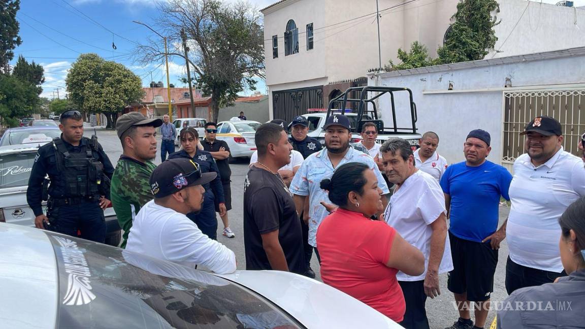 Bandos de taxistas se enfrentan en veterinaria de Saltillo; policía calma los ánimos