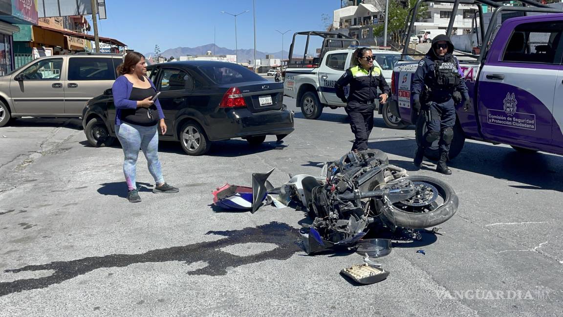 Saltillo: conductora se le atraviesa a motociclista y acaba detenida