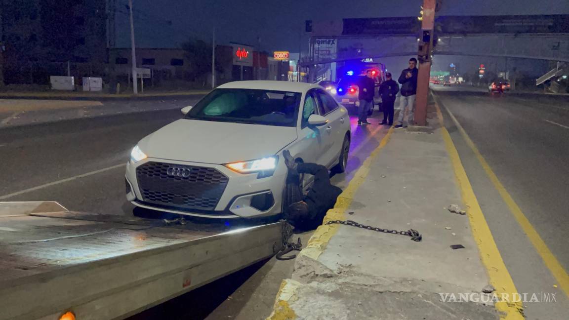 ¡Ni el lujo lo salvó! Audi falla y se estrella contra camellón, al norte de Saltillo