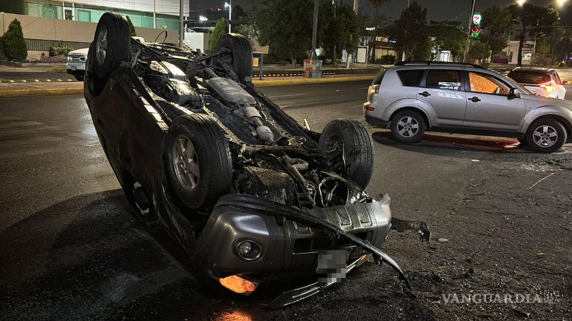 $!La conductora no sufrió lesiones graves pese a lo aparatoso del accidente.