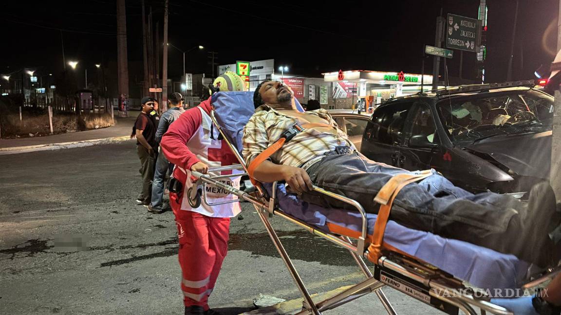 $!Los paramédicos de la Cruz Roja realizaron maniobras de rescate para liberar al lesionado.