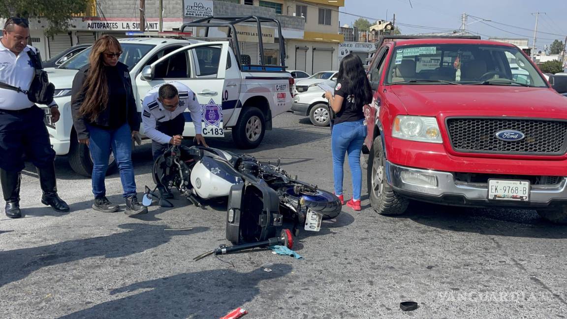 Imprudente conductora se pasa el rojo y arrolla a oficial de la Policía de Saltillo