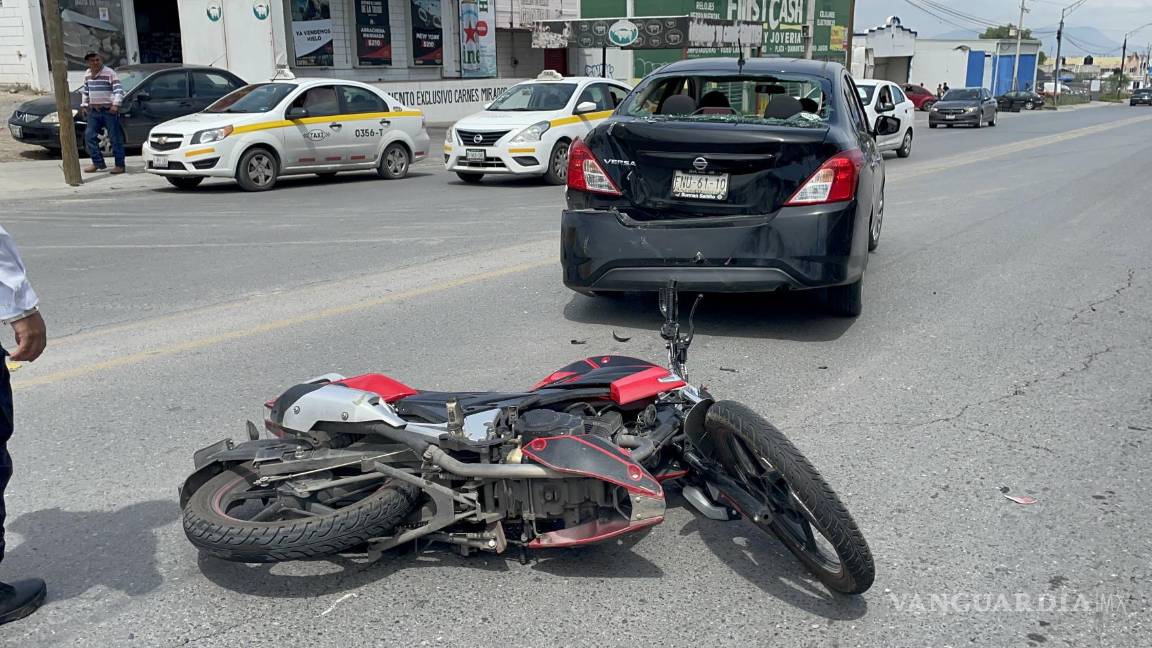 Distraído motociclista se estrella contra vehículo en Saltillo