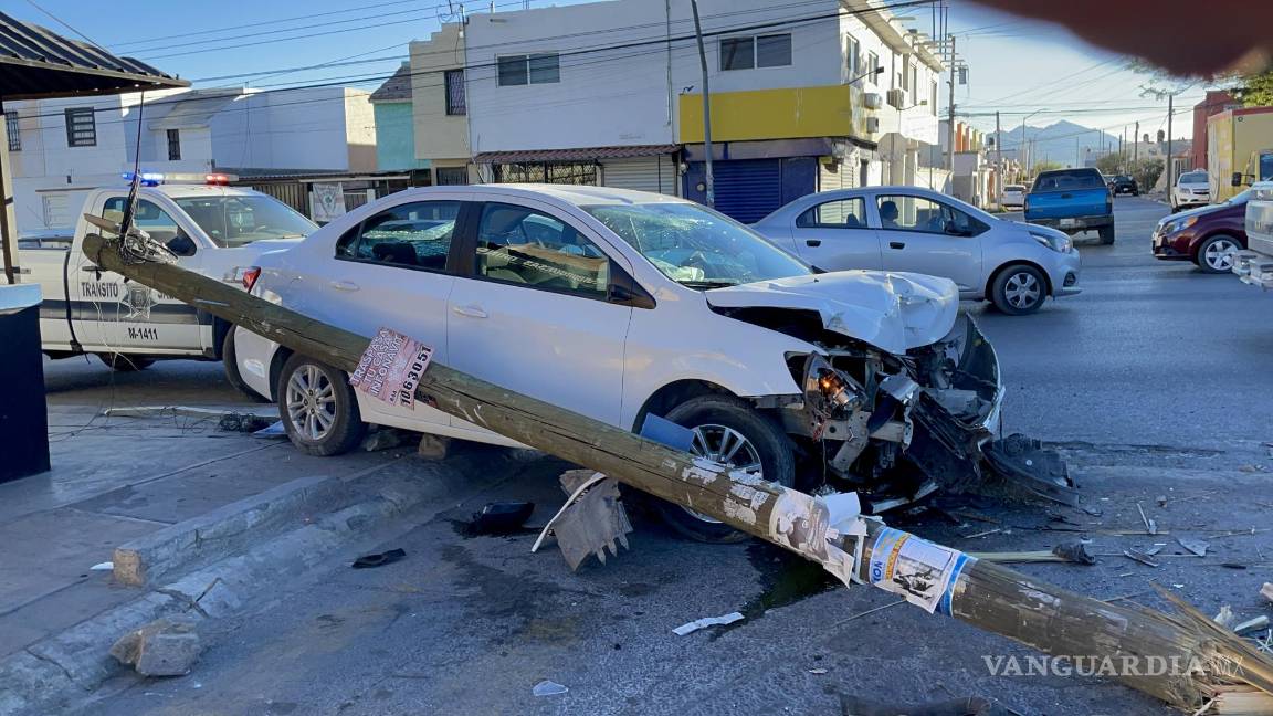 Choca en Ampliación Morelos, se va caminando y deja vehículo abandonado