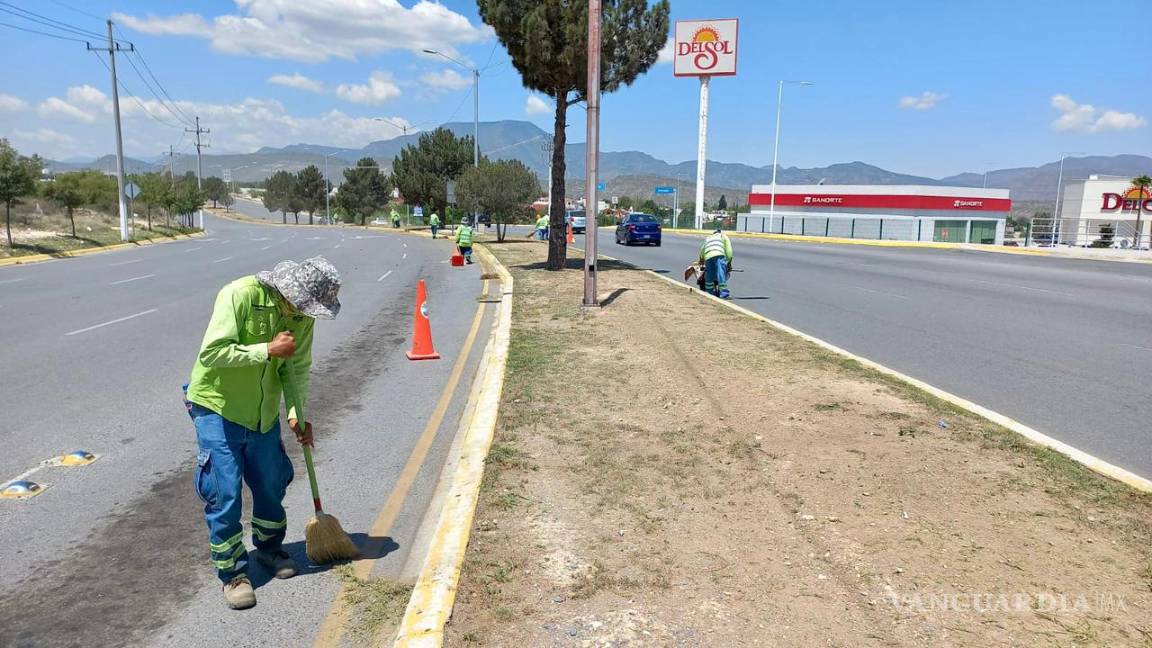 $!Diversas cuadrillas de personal de limpieza trabajan bajo el sol en la limpieza de los parques y jardines.