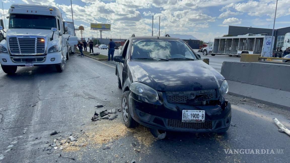 Chocan dos tráileres y camioneta, en Ramos Arizpe