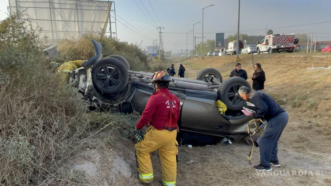 Ramos Arizpe: camión impacta a conductora y la hace volcar, hasta terminar en un barranco