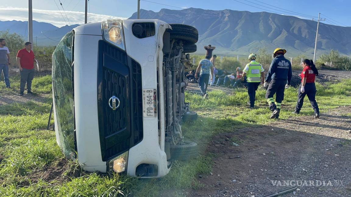 Vuelca transporte de personal al chocar contra tráiler en Ramos Arizpe; deja 12 lesionados