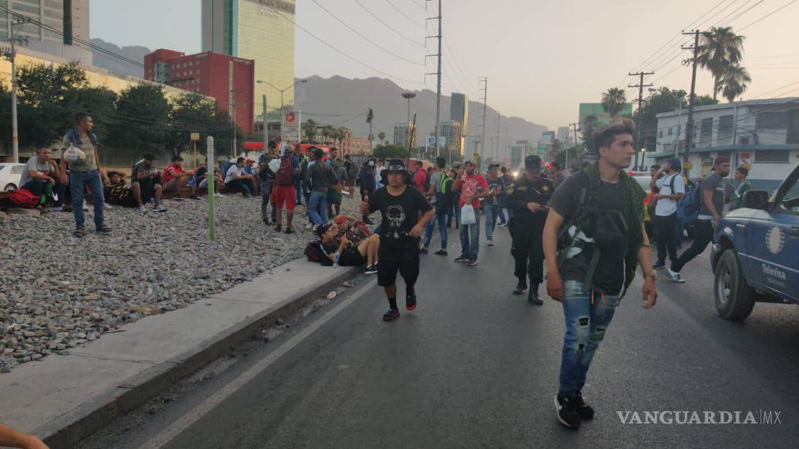$!Desde hace días algunos migrantes permanecen en la Central de Autobuses de Monterrey ya que no se les vendían boletos para los camiones con destino de salida a Acuña o Piedras Negras.
