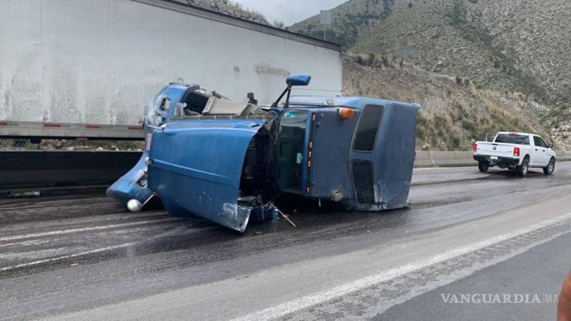 $!Afortunadamente, el conductor del tráiler sale ileso luego del aparatoso accidente causado por las lluvias en la carretera federal 57.