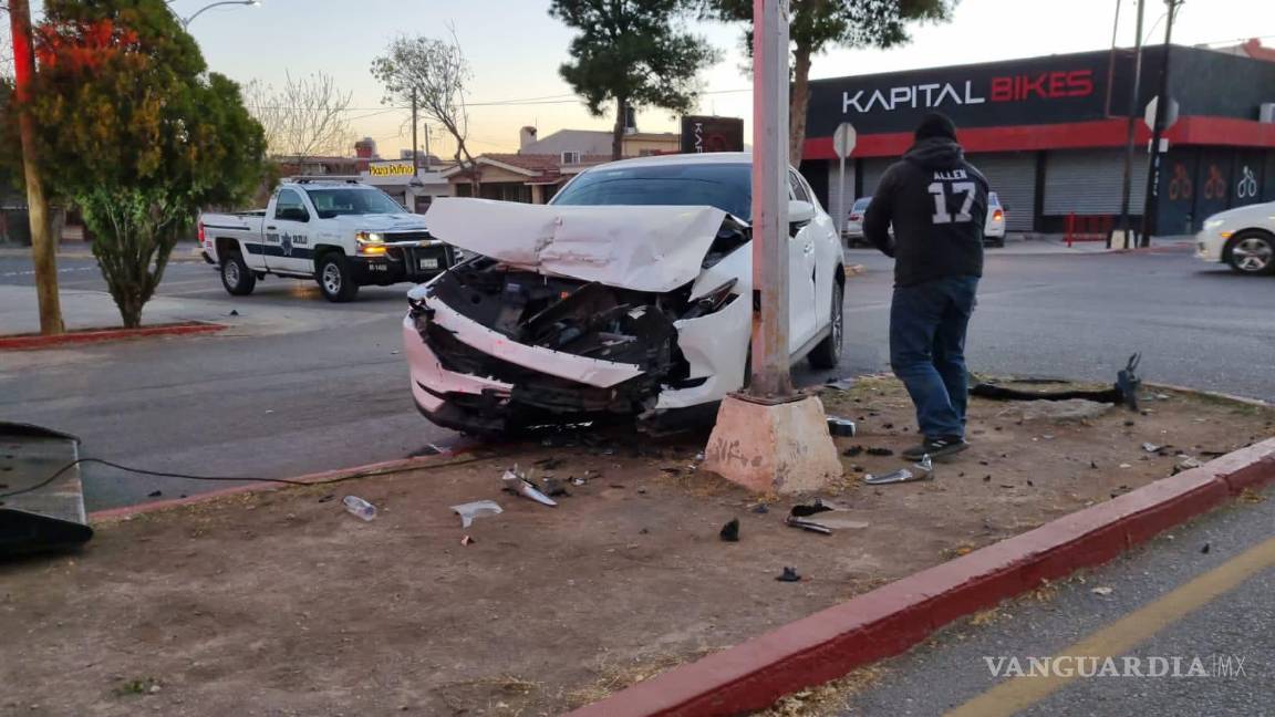 Mujer quita derecho de paso y causa accidente al norte de Saltillo; resulta herida