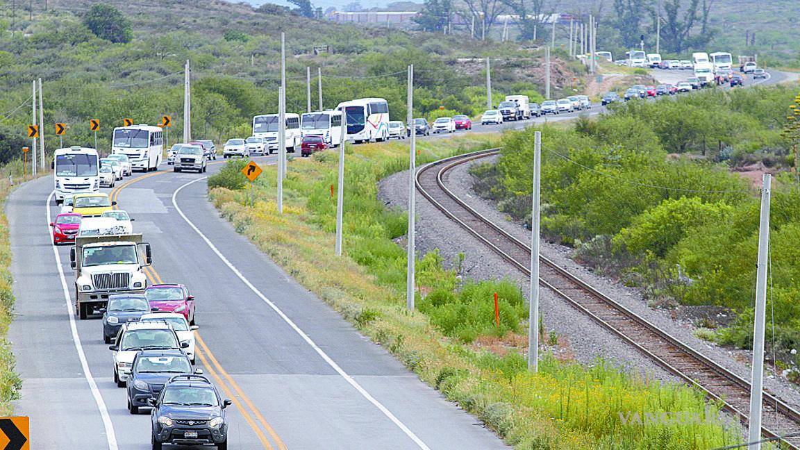 $!La carretera a Zacatecas se ha visto rebasada por el flujo de trabajadores que se dirige a Derramadero cada día.