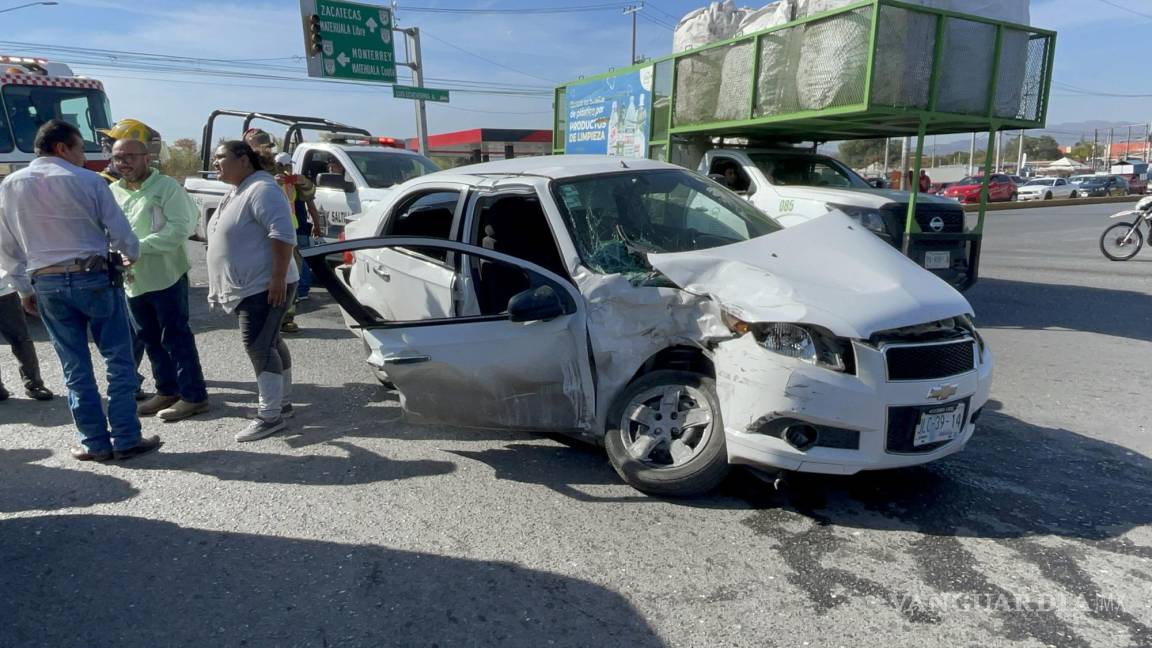 No respeta el rojo y se impacta con Aveo al sur de Saltillo; dos mujeres resultan lesionadas